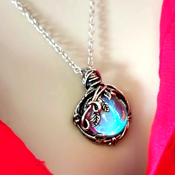 Blue Moonstone Winding Leaf Pendant Necklace - Picture 1 of 3